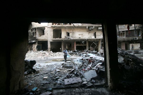 Men inspect damage after an air strike on Aleppo's rebel-held al-Shaar neighbourhood, Syria June 8, 2016 - Sputnik International