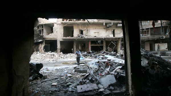 Men inspect damage after an air strike on Aleppo's rebel-held al-Shaar neighbourhood, Syria June 8, 2016 Men inspect damage after an air strike on Aleppo's rebel-held al-Shaar neighbourhood, Syria June 8, 2016 - Sputnik International