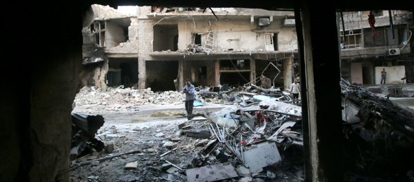 Men inspect damage after an air strike on Aleppo's rebel-held al-Shaar neighbourhood, Syria June 8, 2016 - Sputnik International