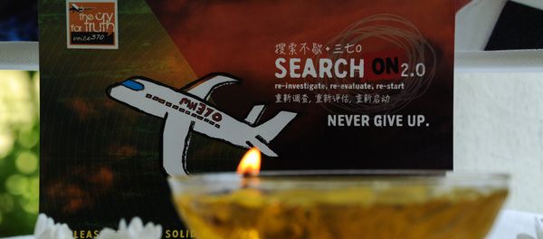 A candle burns a prayer message for passengers of missing Malaysia Airlines flight MH370 in Petaling Jaya on March 8, 2016 - Sputnik International