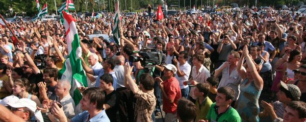 Sukhumi residents rejoicing over Russia's recognition of Abkhazia's independence Sukhumi residents rejoicing over Russia's recognition of Abkhazia's independence - Sputnik International