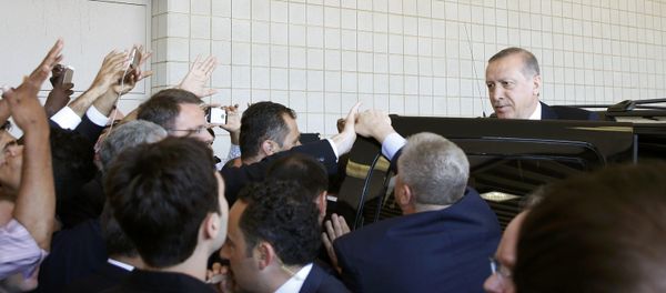 Turkish President Tayyip Erdogan (R) departs after the jenazah, an Islamic funeral prayer, for the late boxing champion Muhammad Ali in Louisville, Kentucky, the US, June 9, 2016 - Sputnik International