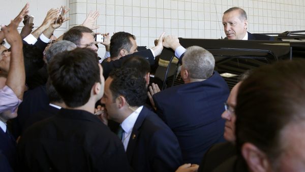 Turkish President Tayyip Erdogan (R) departs after the jenazah, an Islamic funeral prayer, for the late boxing champion Muhammad Ali in Louisville, Kentucky, the US, June 9, 2016 - Sputnik International