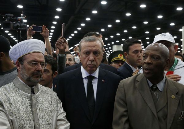 Turkish President Tayyip Erdogan (C) arrives to take part in the jenazah, an Islamic funeral prayer, for the late boxing champion Muhammad Ali in Louisville, Kentucky, U.S. June 9, 2016 - Sputnik International