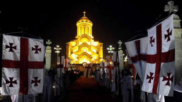 Georgian Orthodox Christians gather in front of the Trinity Cathedral during a Christmas Mass in Tbilisi early on January 7, 2015 - Sputnik International