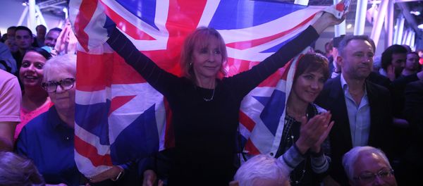 A Brexit supporter holds a Union Flag at a Vote Leave rally in London, Britain June 4, 2016. - Sputnik International