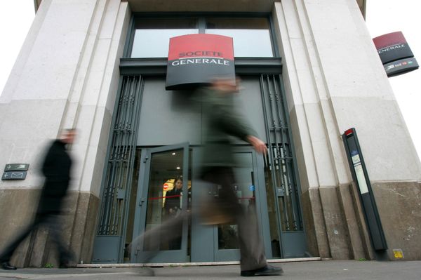 Pedestrians walk past a branch office of French bank Societe Generale (File) - Sputnik International