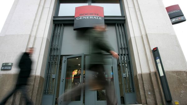 Pedestrians walk past a branch office of French bank Societe Generale (File) - Sputnik International