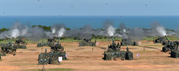Taiwan military soldiers fire artillery shells from 38 eight-inch and 155-millimeter howitzers during the Han Kuang 31 live fire drill in Hsinchu, northern Taiwan, on September 10, 2015 Taiwan military soldiers fire artillery shells from 38 eight-inch and 155-millimeter howitzers during the Han Kuang 31 live fire drill in Hsinchu, northern Taiwan, on September 10, 2015 - Sputnik International