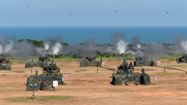 Taiwan military soldiers fire artillery shells from 38 eight-inch and 155-millimeter howitzers during the Han Kuang 31 live fire drill in Hsinchu, northern Taiwan, on September 10, 2015 Taiwan military soldiers fire artillery shells from 38 eight-inch and 155-millimeter howitzers during the Han Kuang 31 live fire drill in Hsinchu, northern Taiwan, on September 10, 2015 - Sputnik International
