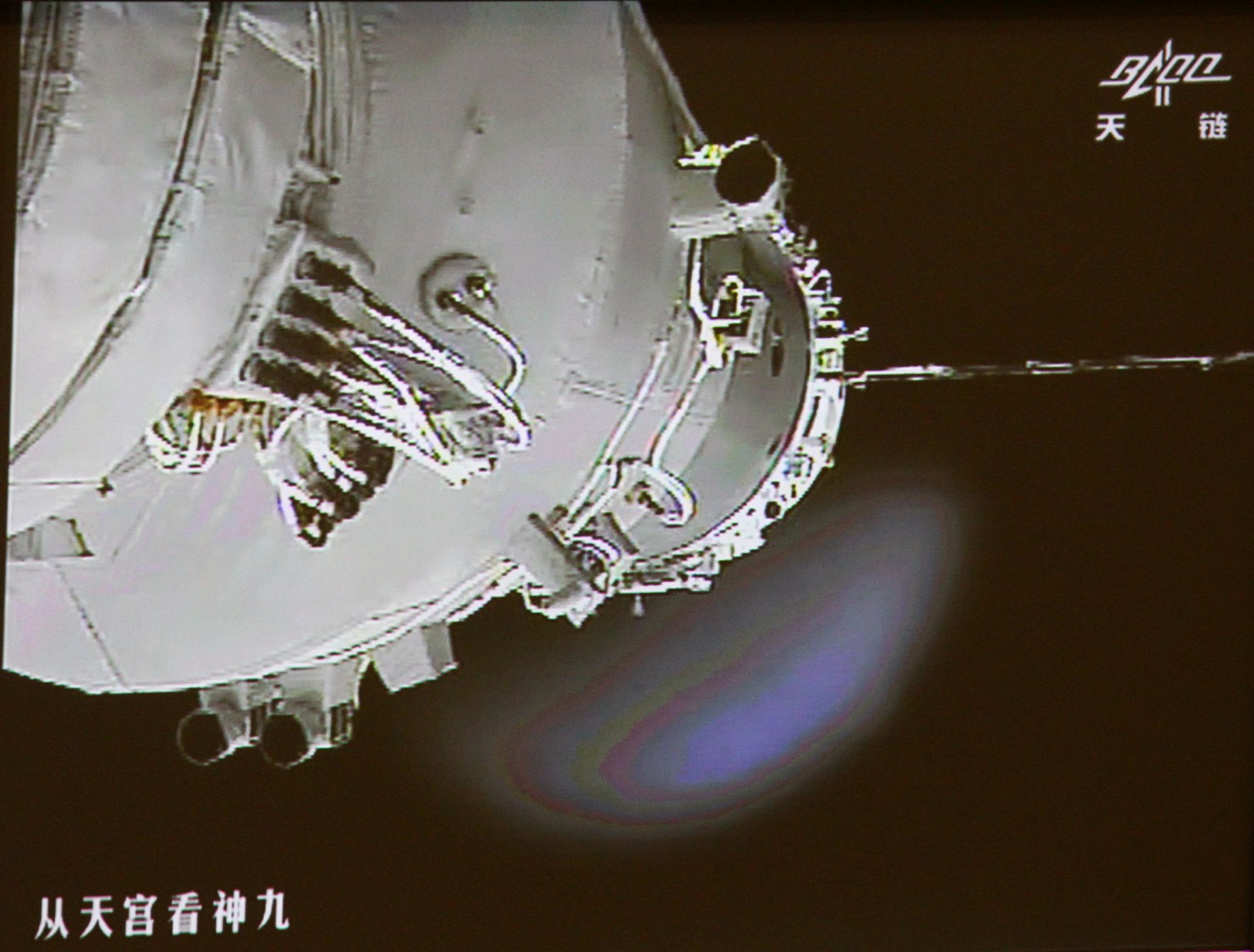 China's Shenzhou-9 manned spacecraft, left, conducts docking with the Tiangong-1 space lab module. - Sputnik International, 1920, 30.11.2022