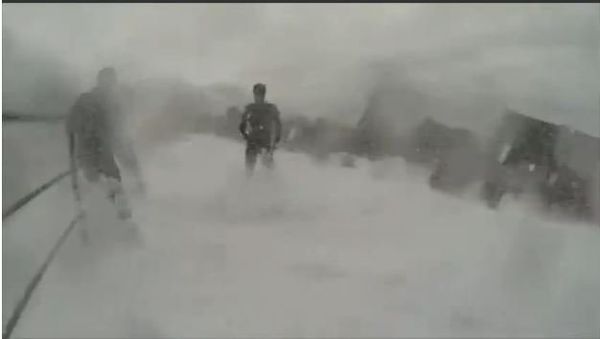 Huge Waves Hit Guys on Breakwater - Sputnik International