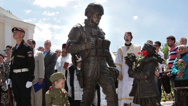 The monument to Polite People is unveiled outside the State Council of the Republic of Crimea - Sputnik International