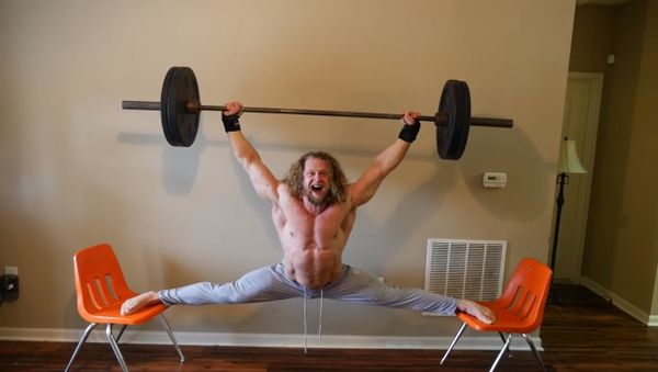 Dude Does Chair Splits while Carrying Heavy Weight - Sputnik International