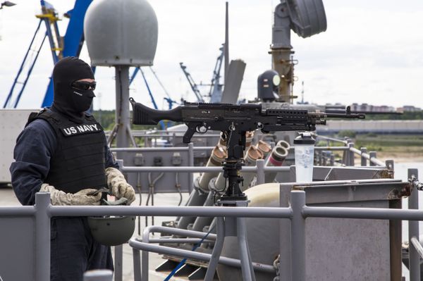 In this photo taken Sunday, June 5, 2016 security personnel of the US Navy guard USS Carter Hall keep watch during the multinational Baltops naval exercise on the Baltic Sea - Sputnik International