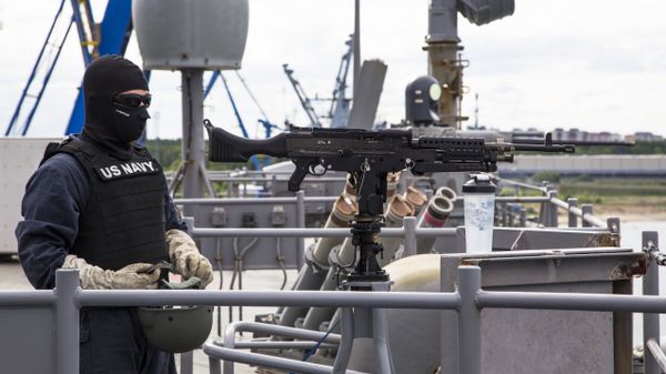 In this photo taken Sunday, June 5, 2016 security personnel of the US Navy guard USS Carter Hall keep watch during the multinational Baltops naval exercise on the Baltic Sea - Sputnik International