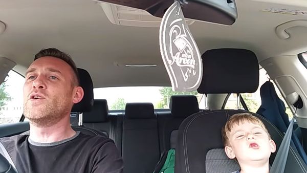 Dad and son sing Frank Sinatra in car. - Sputnik International