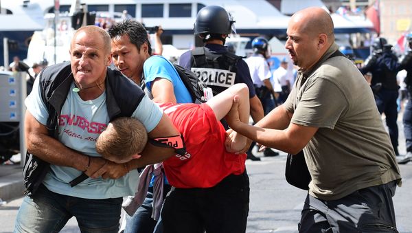 An England fan (C) is detained by police personnel following clashes between England fans and police in the city of Marseille, southern France, on June 11, 2016, ahead of the Euro 2016 football match between England and Russia - Sputnik International