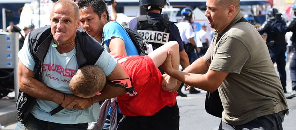 An England fan (C) is detained by police personnel following clashes between England fans and police in the city of Marseille, southern France, on June 11, 2016, ahead of the Euro 2016 football match between England and Russia - Sputnik International