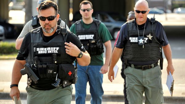Officers arrive at the Orlando Police Headquarters during the investigation of a shooting at the Pulse nightclub, where people were killed by a gunman, in Orlando, Florida, U.S June 12, 2016 - Sputnik International