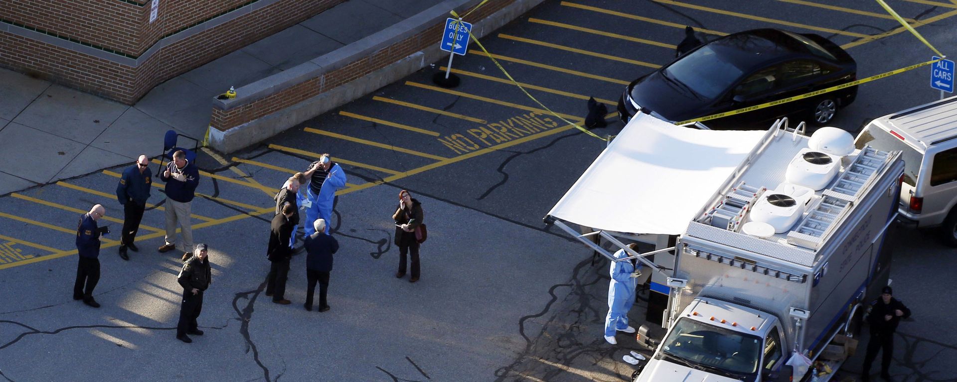 Officials are on the scene outside of Sandy Hook Elementary School in Newtown, Conn., where authorities say a gunman opened fire inside an elementary school in a shooting that left 27 people dead, including 20 children, Friday, Dec. 14, 2012 - Sputnik International, 1920, 29.07.2021