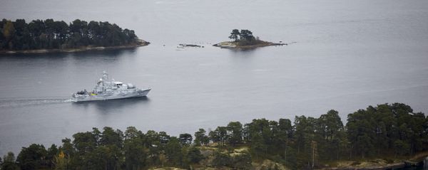 Swedish minesweeper HMS Koster searching for what the military says is a foreign threat in the waters in the Stockholm Archipelago, Sweden, on October 19 2014 - Sputnik International