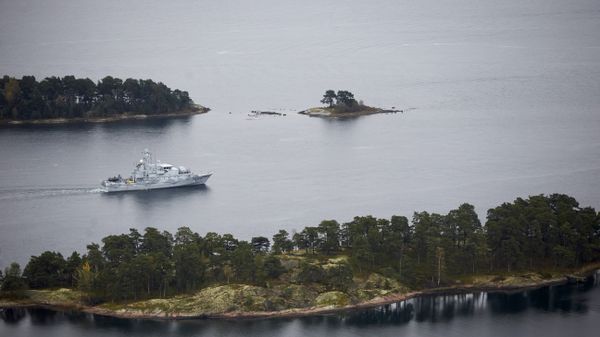 Swedish minesweeper HMS Koster searching for what the military says is a foreign threat in the waters in the Stockholm Archipelago, Sweden, on October 19 2014 Swedish minesweeper HMS Koster searching for what the military says is a foreign threat in the waters in the Stockholm Archipelago, Sweden, on October 19 2014 - Sputnik International