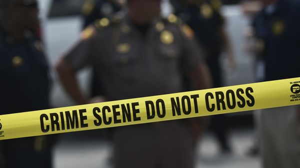 Police stand behind a crime scene tape near the mass shooting at the Pulse nightclub on in Orlando, Florida on June 12, 2016. - Sputnik International