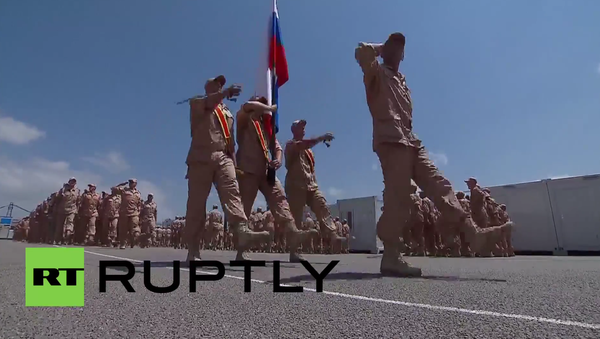 Syria: Soldiers at Hmeymim mark Russian Day with military parade - Sputnik International