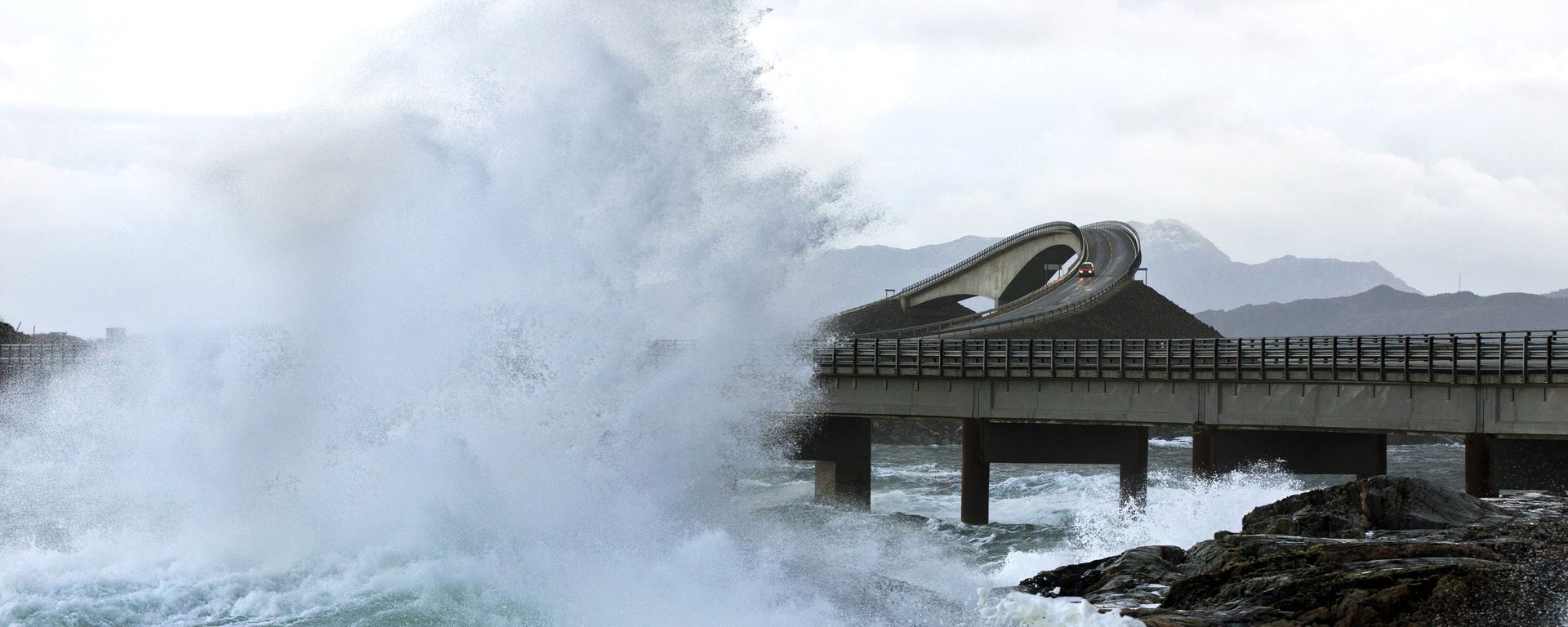 A picture taken on November 26, 2011 shows a giant wave over the Atlantic Road in Averøy, Norway as the storm Berit struck the Norwegian coast. A picture taken on November 26, 2011 shows a giant wave over the Atlantic Road in Averøy, Norway as the storm Berit struck the Norwegian coast. - Sputnik International, 1920, 10.10.2023