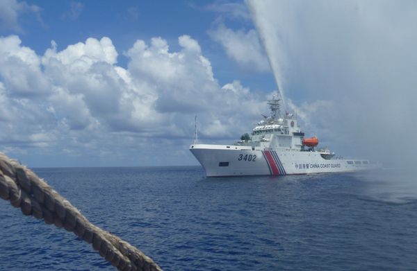 Chinese Coast Guard members off Scarborough Shoal in the South China Sea. file photo  - Sputnik International