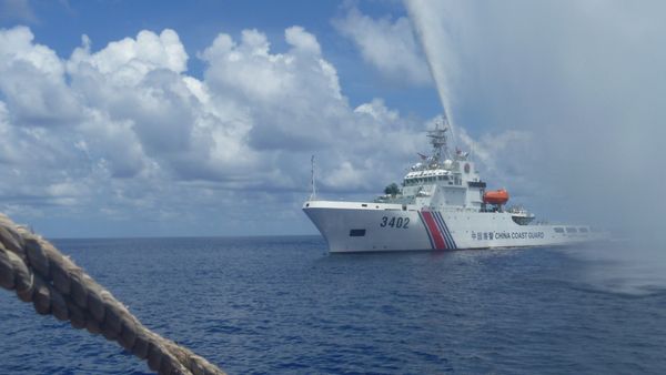Chinese Coast Guard members off Scarborough Shoal in the South China Sea. file photo  - Sputnik International
