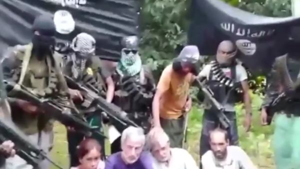 Two Canadian hostages abducted with two other people from a luxury holiday resort last month by Isis-style terrorists have claimed they are in 'grave danger' in a kidnap ransom video - Sputnik International
