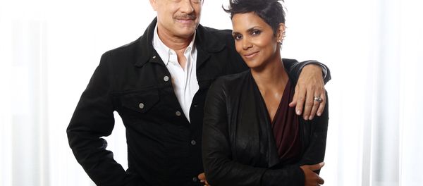 Actors Tom Hanks, left, and Halle Berry, from the upcoming film Cloud Atlas, pose for a portrait in Beverly Hills, California. Actors Tom Hanks, left, and Halle Berry, from the upcoming film Cloud Atlas, pose for a portrait in Beverly Hills, California. - Sputnik International