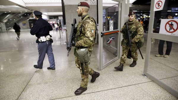 Italy armed officers - Sputnik International