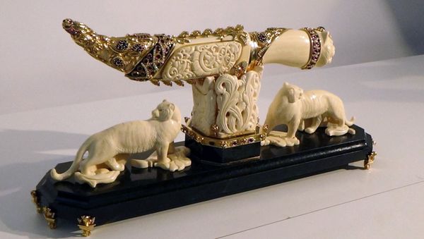 A jeweled dagger allegedly pillaged from the palace of former Libyan dictator Moammar Gadhafi is displayed at the headquarters of Security Department in Istanbul, Monday, June 13, 2016. A jeweled dagger allegedly pillaged from the palace of former Libyan dictator Moammar Gadhafi is displayed at the headquarters of Security Department in Istanbul, Monday, June 13, 2016. - Sputnik International