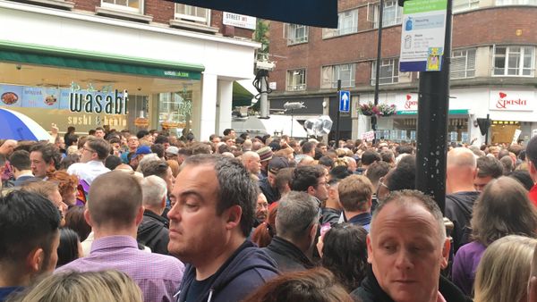 Crowd gathers in London for the vigil in honor of Orlando shooting victims Crowd gathers in London for the vigil in honor of Orlando shooting victims - Sputnik International