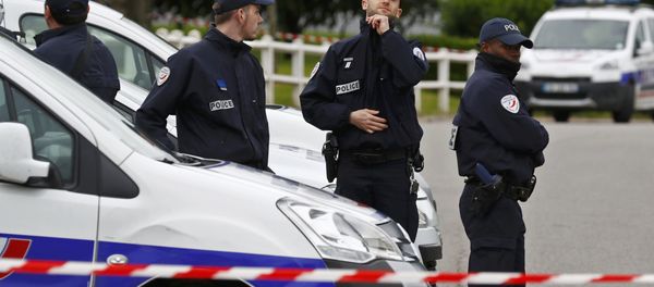 Police man a roadblock at the scene where a French police commander was stabbed to death in front of his home in the Paris suburb of Magnanville, France, June 14, 2016. - Sputnik International