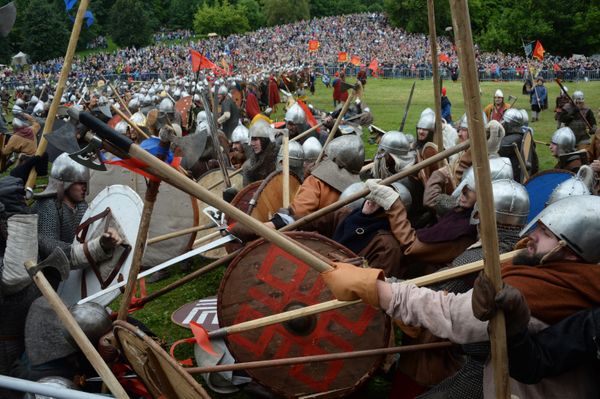Medieval Warriors Cross Swords at Times and Epochs Festival in Moscow Medieval Warriors Cross Swords at Times and Epochs Festival in Moscow - Sputnik International