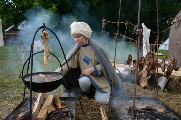 Medieval Warriors Cross Swords at Times and Epochs Festival in Moscow Medieval Warriors Cross Swords at Times and Epochs Festival in Moscow - Sputnik International
