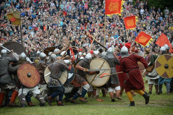 Medieval Warriors Cross Swords at Times and Epochs Festival in Moscow Medieval Warriors Cross Swords at Times and Epochs Festival in Moscow - Sputnik International