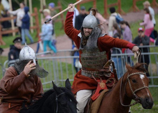 Medieval Warriors Cross Swords at Times and Epochs Festival in Moscow Medieval Warriors Cross Swords at Times and Epochs Festival in Moscow - Sputnik International
