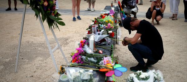Bryant Woernley prays for the deceased ahead of a candle light vigil in memory of victims one day after a mass shooting at the Pulse gay night club in Orlando, Florida, U.S., June 13, 2016. - Sputnik International