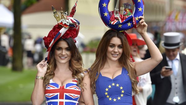 Racegoers in Britain and EU referendum themed dresses Racegoers in Britain and EU referendum themed dresses - Sputnik International