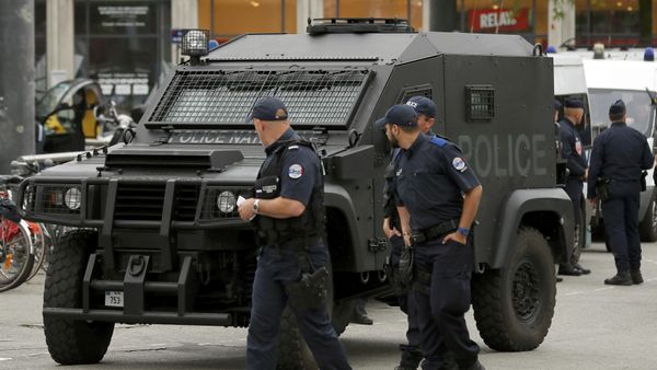 A police patrol looks at an armoured police vehicle parked in front of the train station in Lille, France. - Sputnik International