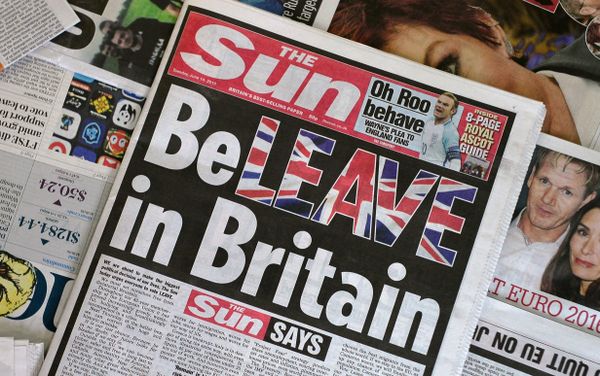 An arrangement of newspapers pictured in London on June 14, 2016 shows the front page of the Sun daily newspaper with a headline urging readers to vote 'Leave' in the June 23 EU referendum. An arrangement of newspapers pictured in London on June 14, 2016 shows the front page of the Sun daily newspaper with a headline urging readers to vote 'Leave' in the June 23 EU referendum. - Sputnik International