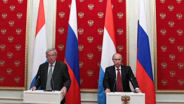 Russian President Vladimir Putin (right) and European Commission President Jean-Claude Juncker. (File) Russian President Vladimir Putin (right) and European Commission President Jean-Claude Juncker. (File) - Sputnik International