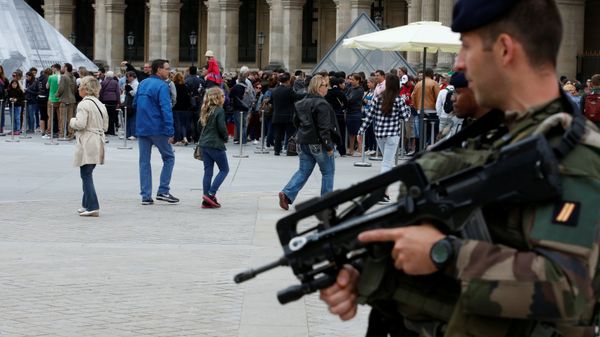 French army soldiers patrol as tourists form a queue at the entrance of the Louvre museum in Paris, France as the French capital is under high security during the UEFA 2016 European Championship - Sputnik International