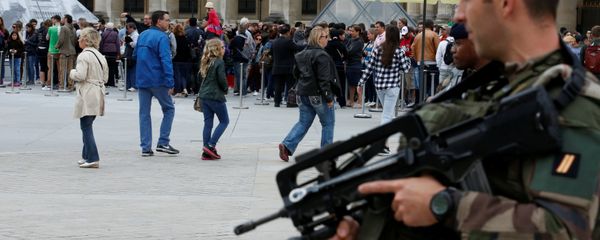 French army soldiers patrol as tourists form a queue at the entrance of the Louvre museum in Paris, France as the French capital is under high security during the UEFA 2016 European Championship French army soldiers patrol as tourists form a queue at the entrance of the Louvre museum in Paris, France as the French capital is under high security during the UEFA 2016 European Championship - Sputnik International