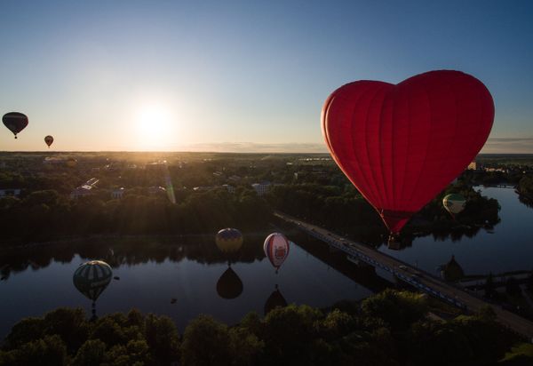 Heavenly Beautiful: Dozens of Varicolored Aerostats Paint Sky Above Russia - Sputnik International